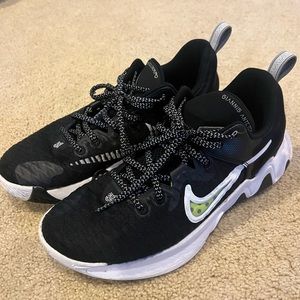 Nike Basketball Sneaker 9.5